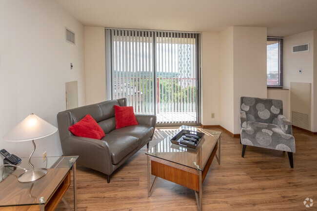 2BR, 2BA, B - 1,049 SF - One Ten Grant