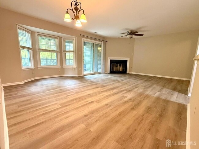 Building Photo - 902 Woodhaven Dr