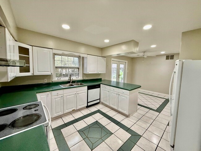 Photo - 1881 Akerswood Cove