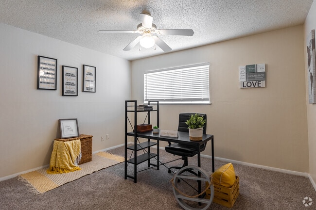 2BR, 1BA - 890SF - Bedroom - The Landing at Pinewood Park