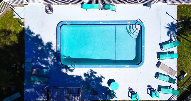 Building Photo - Oakland Park Villas