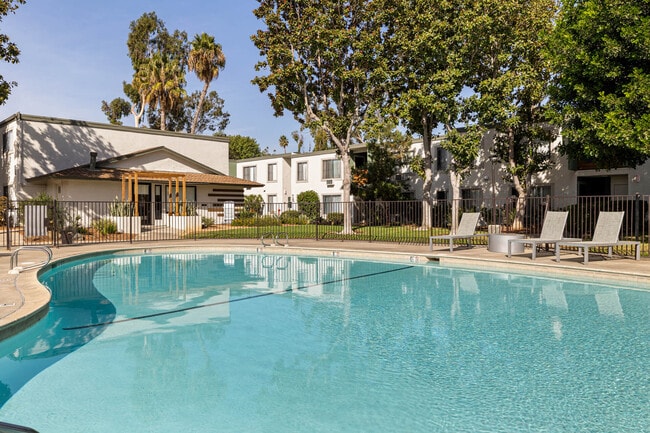 Building Photo - Villas