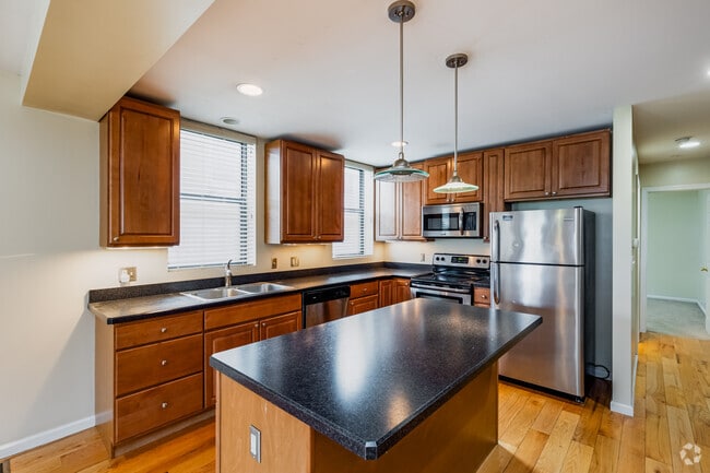 1BR, 1BA - 625SF - Kitchen - Live South Side