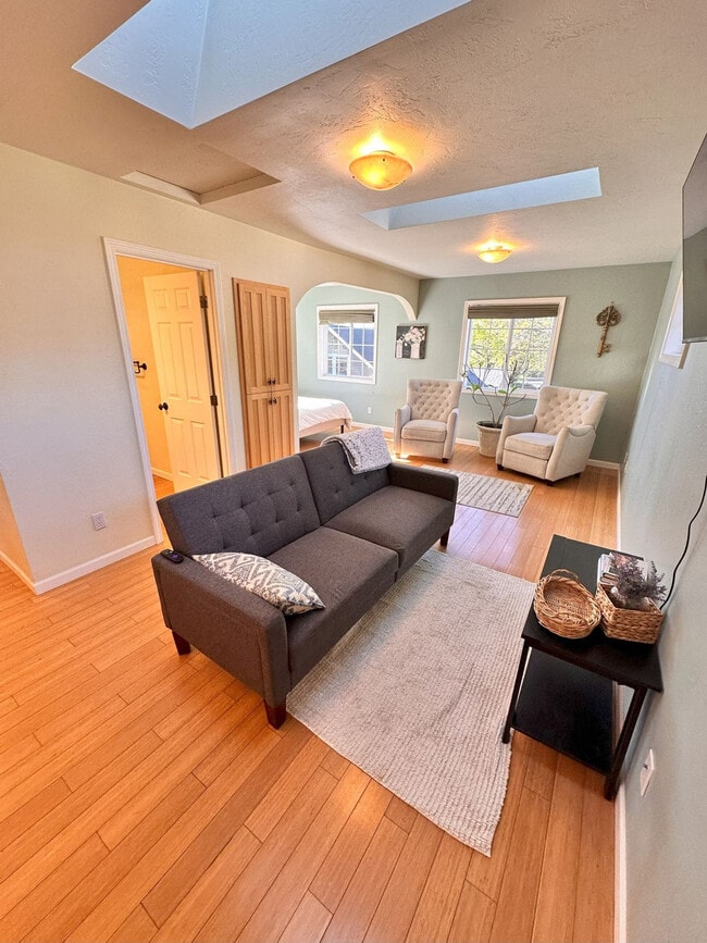 Building Photo - 1428 Crown Ave Unit ID1337820P