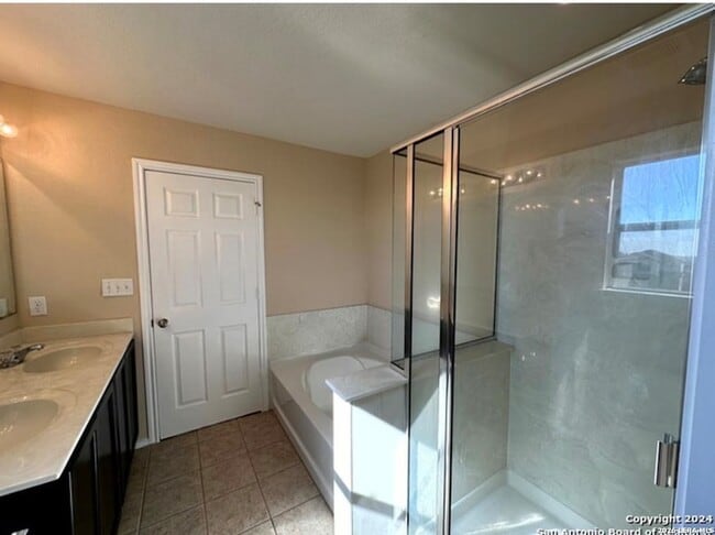 Photo - 25007 Cambridge Wl