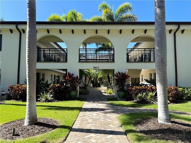 Building Photo - 960 7th St S