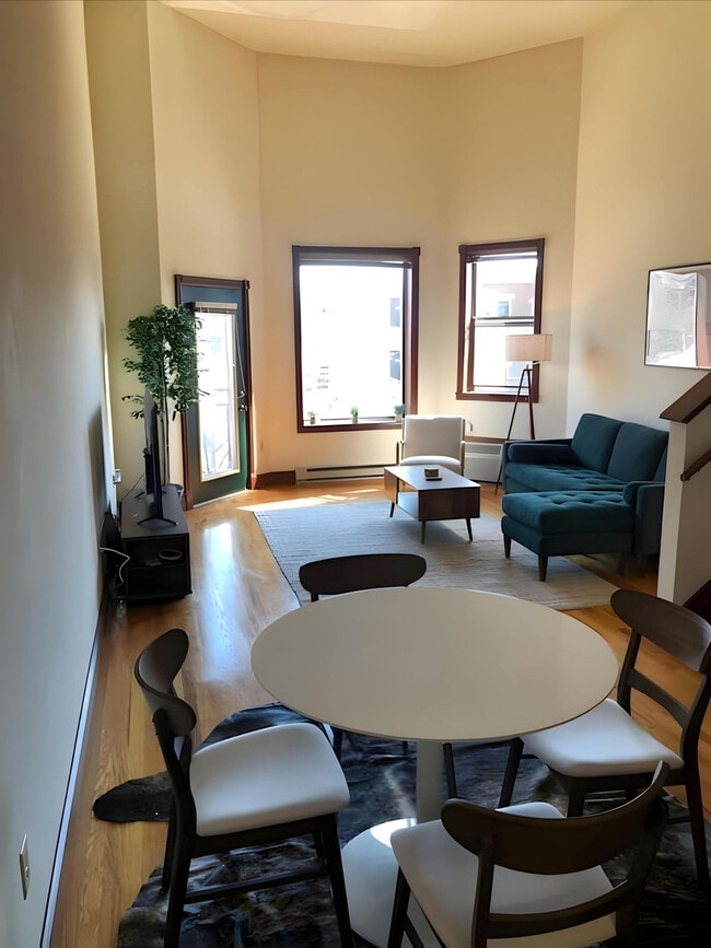 Photo - 402 W Dayton St Unit ID1404531P