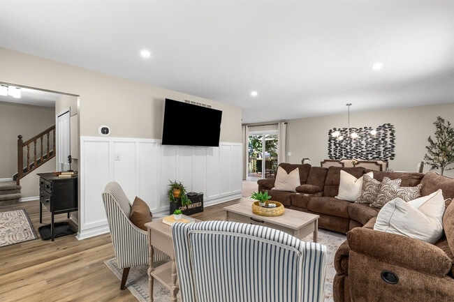 Building Photo - 4575 Oakestia St Unit ID1032322P