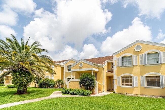 Building Photo - 2220 SE 27th Dr Unit 205B