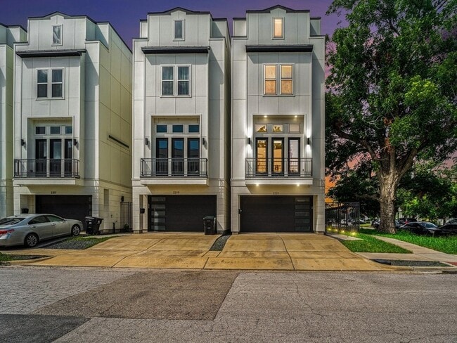 Photo - 2221 Francis St