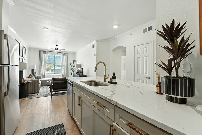 05_1001_Ross_Ave_Dallas_TX_75202_USA-Kitchen-19903425 - The Griffin