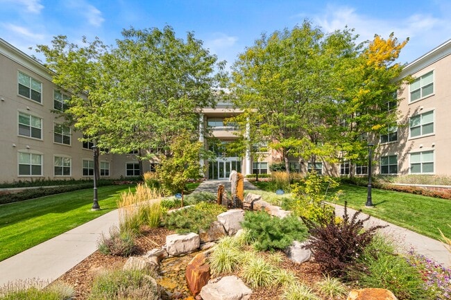 Photo - Colonial Court Apartments