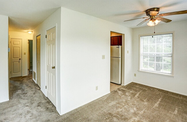 Apartment Dining Room at Williamsburg on the Lake - Williamsburg Valparaiso