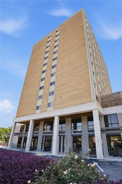 Building Photo - 2285 Peachtree Rd NE Unit 709