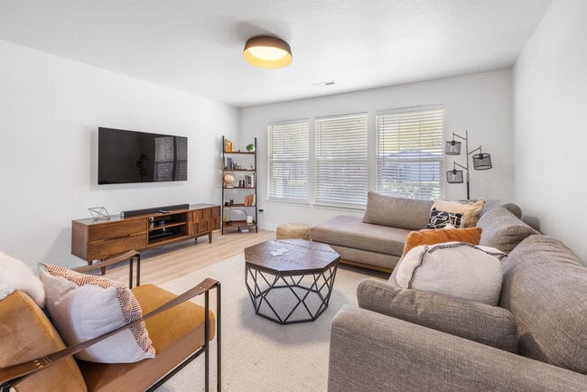 Building Photo - 2624 S Virginia Ave Unit ID1308963P