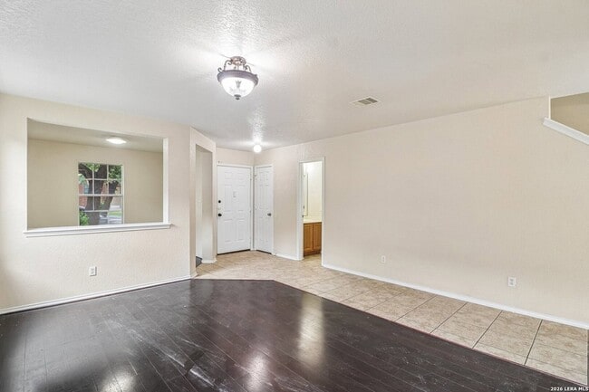 Photo - 407 Amberdale Oak