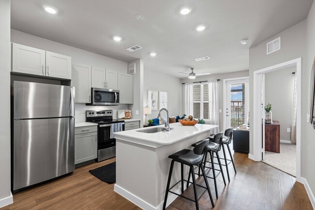 Building Photo - Peak at 1385