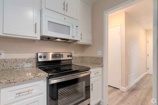 2BR, 2BA - 950SF - Kitchen - El Camino Place