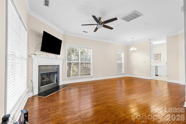Photo - 958 W 1st St