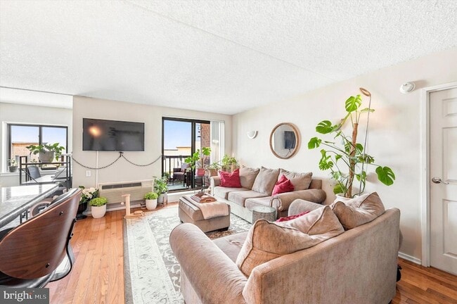 Photo - 200-10-210 Lombard St Unit 637