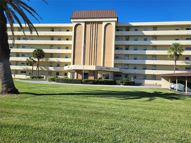 Building Photo - 4650 Cove Cir Unit 611