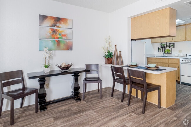 1BR, 1BA - 550SF - Dining Area - Vue Nineteen 01