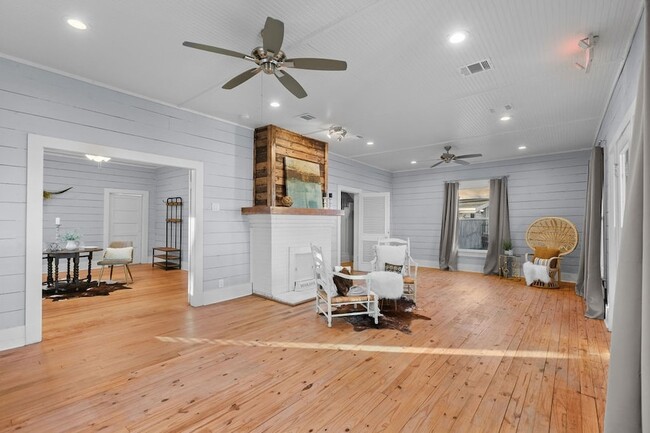 Photo - 915 N Center St