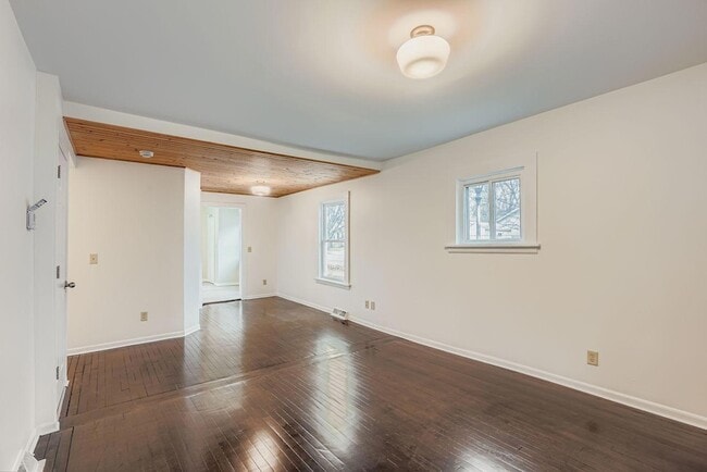 Photo - 475 Lawson Ave W