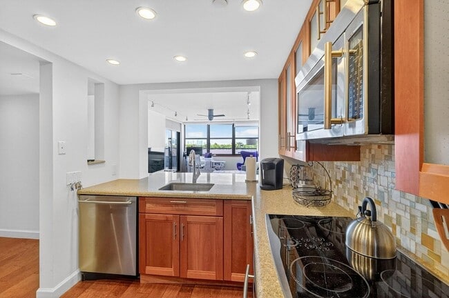 Photo - 2555 Collins Ave Unit 606