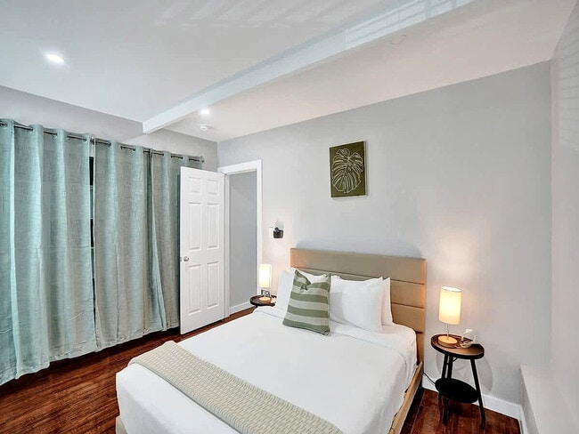 Photo - 906 N Riverside Dr Unit SI ID1503946P