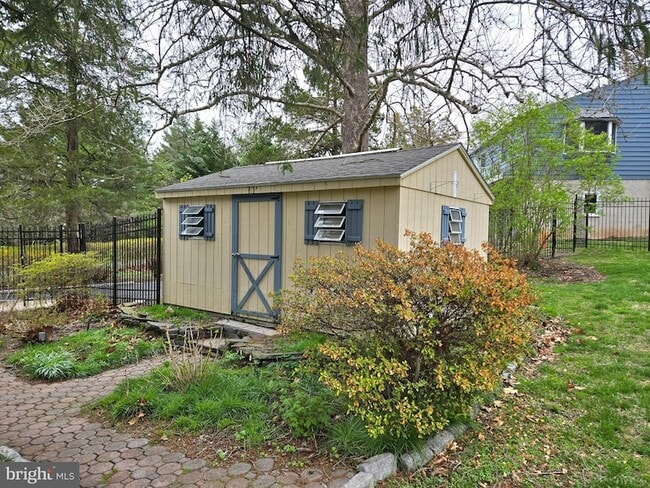 Photo - 242 S Sugan Rd