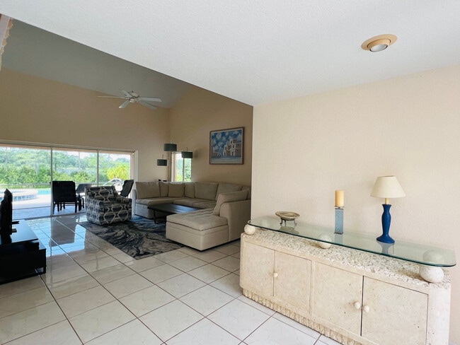 Building Photo - 12853 Bellerive Dr Unit SI ID1565895P
