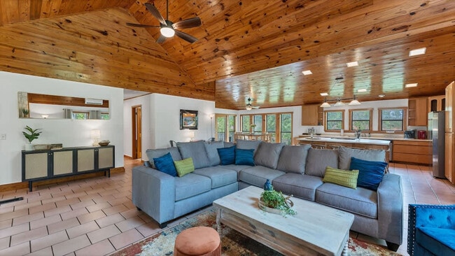 Photo - 302 Shangrila Ln Unit ID1351226P