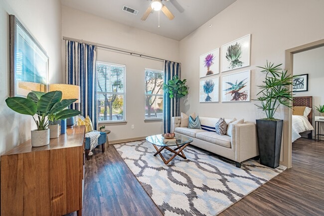 Photo - Mustang Station