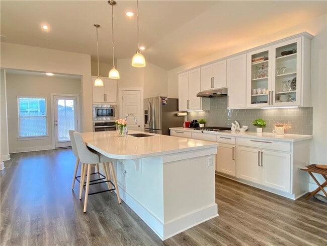 Photo - 15700 Apex Plaza