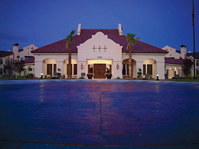 Building Photo - Las Mansiones