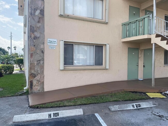 Building Photo - 700 Village Green Ct Unit H101