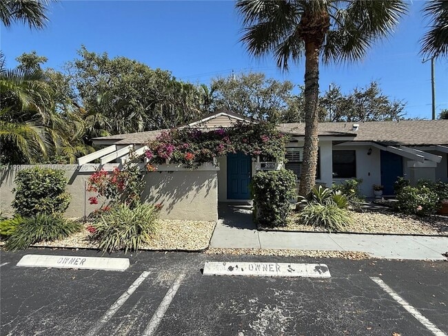 Building Photo - 3015 SW 20th Terrace Unit 19A1