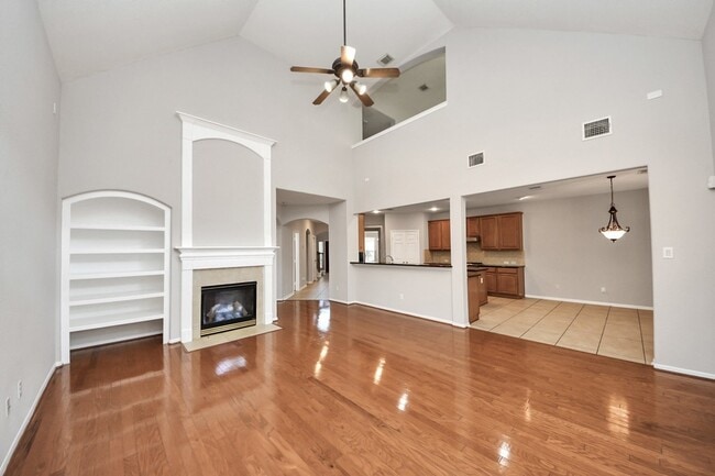 Photo - 4422 Roundtree Ln