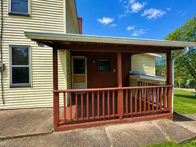 Photo - 306 Plummer St