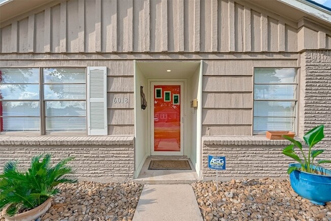 Building Photo - 6018 Berendo St