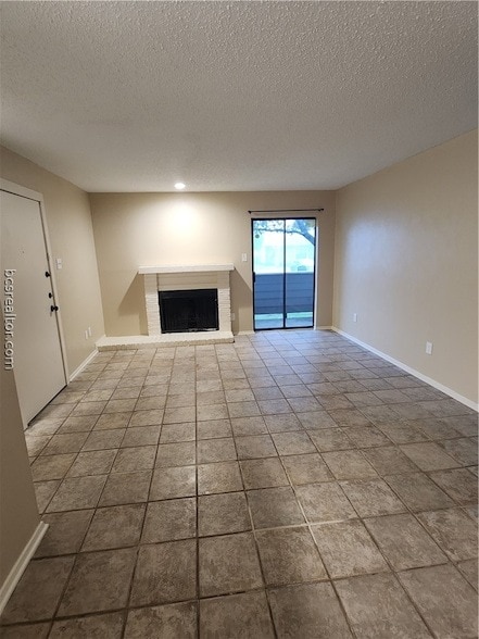 Building Photo - 1901 Holleman Dr W Unit 201