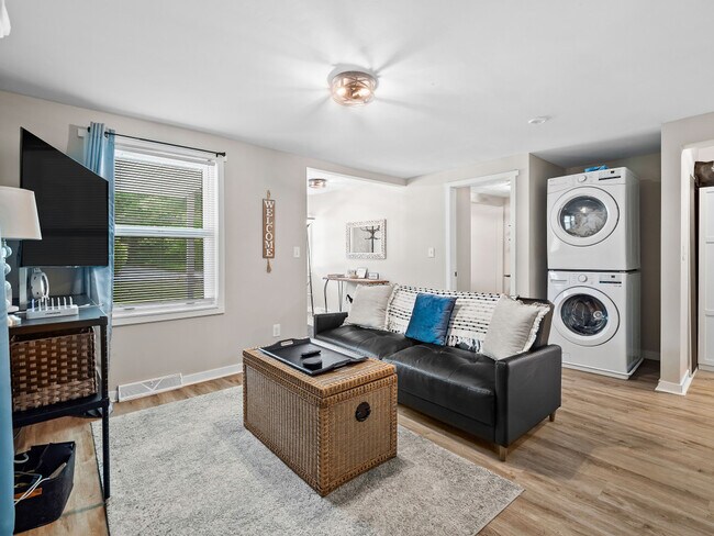 Building Photo - 7525 Lake Rd E Unit ID1061030P