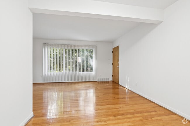 Alberta I - 1BR, 1BA - 603SF - Dining Room - Amber Court Apartments