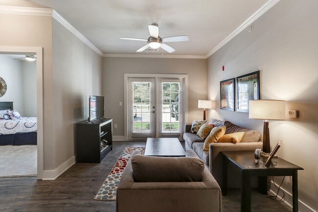 007_1600x1067_mls.jpg - Creekside Crossing Apartments