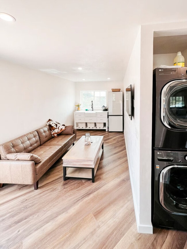 Building Photo - 898 Veronica Springs Rd Unit SI ID1353165P