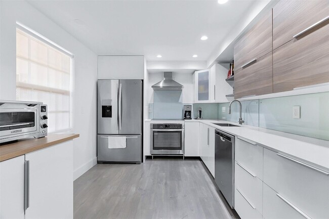 Photo - 3611 Oaks Clubhouse Dr Unit 203