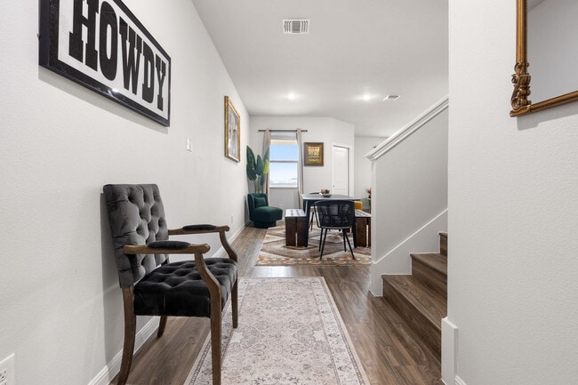 Photo - 101B Emilie Wy Unit SI FL1-ID1526892P