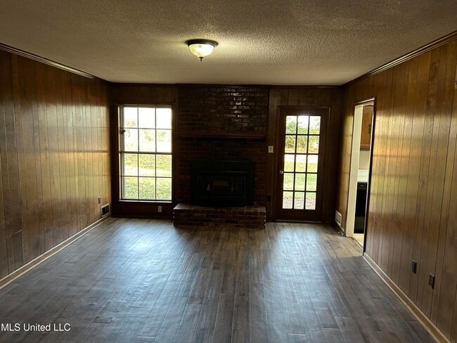 Photo - 842 Farmington Dr N