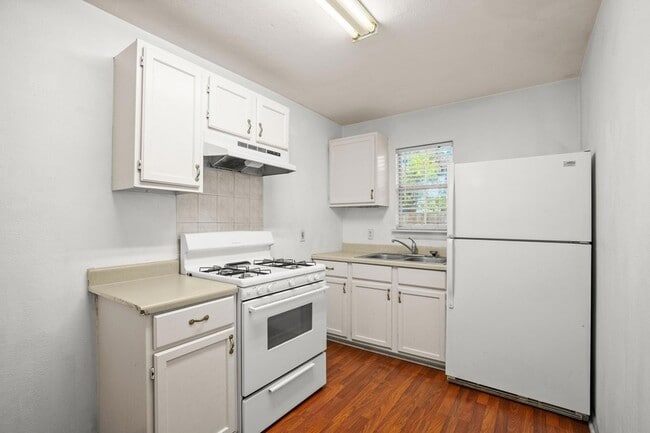 Building Photo - 2610 E 3rd St Unit B